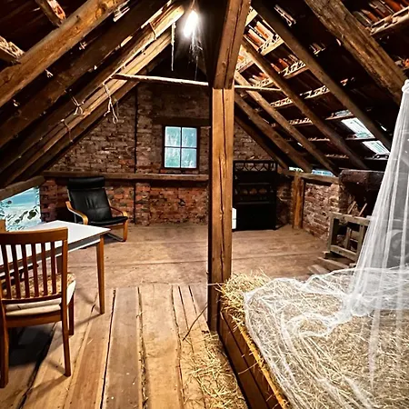 Bett im Heu auf Bauernhof Gemeinschaftsbad Schlafsäcke Hausbreitenbach Zimmer foto