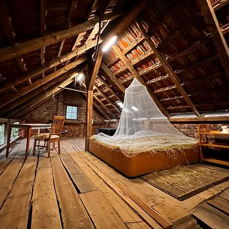 Bett im Heu auf Bauernhof Gemeinschaftsbad Schlafsäcke Hausbreitenbach Zimmer foto